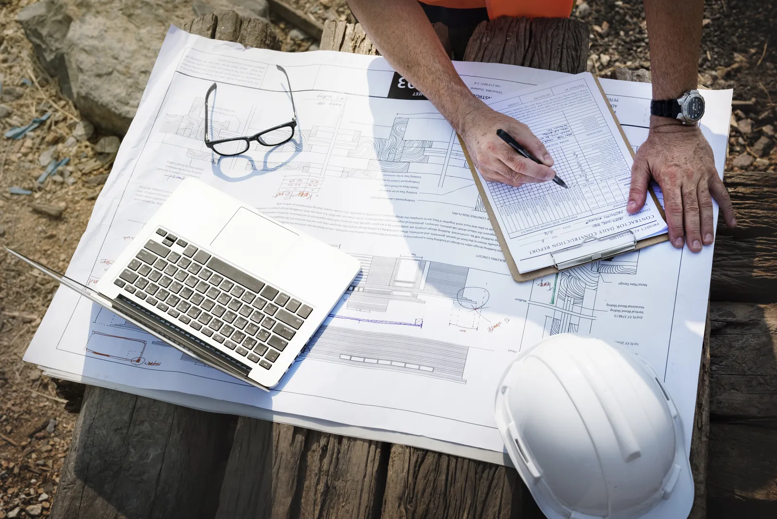 مهندس موقع يراجع المخططات في موقع العمل
